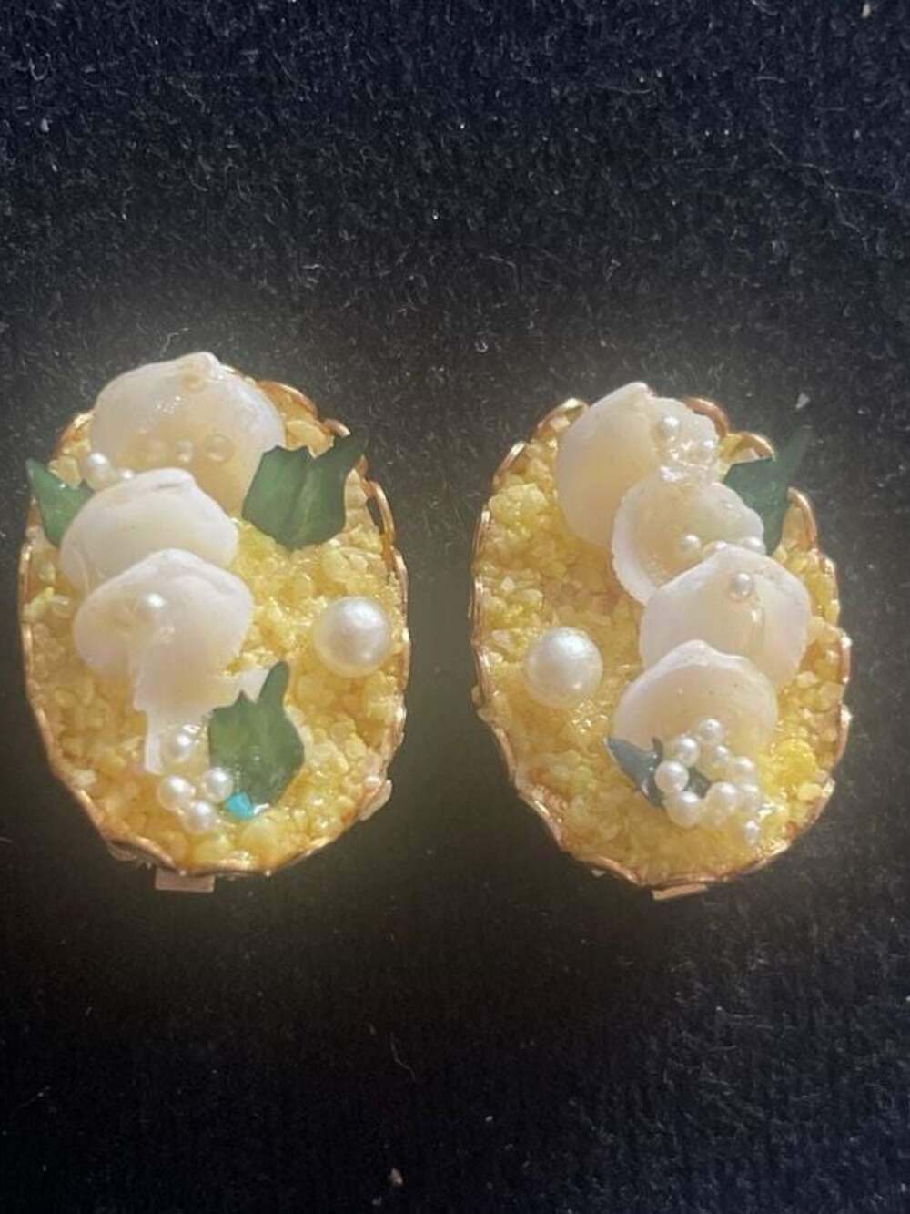 Vintage Mid-Century Yellow Sugar Crumb and Seashell Flower Clip-On Earrings